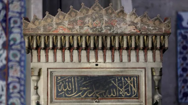 أجزاء من الحجر الأسود في مسجد بتركيا
