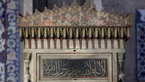 أجزاء من الحجر الأسود في مسجد بتركيا