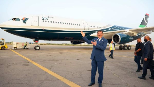 رئيس الحكومة الليبية عبد الحميد الدبيبة في استقبال الطائرة في مطار معيتيقة