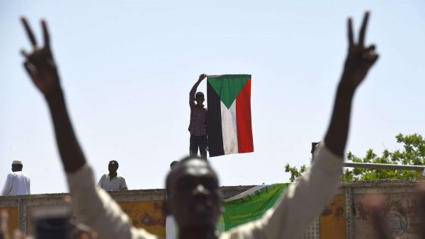 إصابة 11 محتجا، السبت، جراء اعتداء قوات نظامية على معتصمين أمام مقر قيادة الجيش بالخرطوم
