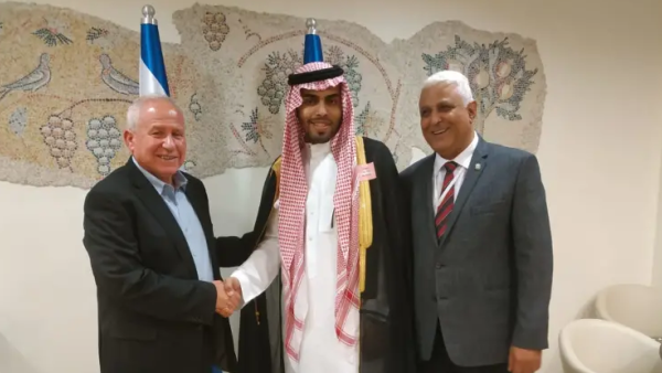 المدون السعودي مصافحا رئيس لجنة الدفاع والشؤون الخارجية في الكنيست الاسرائيلي افي ديختر