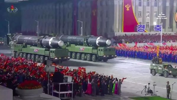 كيم يتحدى واشنطن بعرض الصاروخ الضخم العابر للقارات