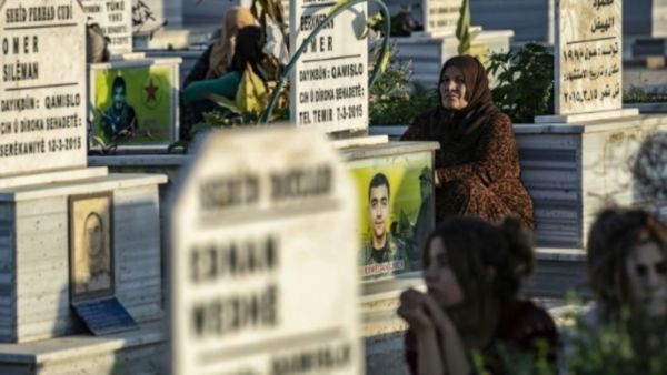 الأكراد يدفنون قتلاهم وسط نقمة على "خيانة" ترامب