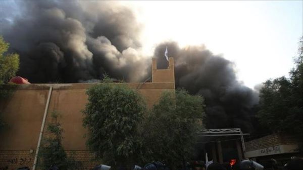 متظاهرون يحرقون مقري الحزبين الحاكمين في كردستان العراق