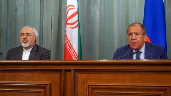 وزيرا الخارجية الروسي سيرغي لافروف (يمين) والايراني محمد جواد ظريف