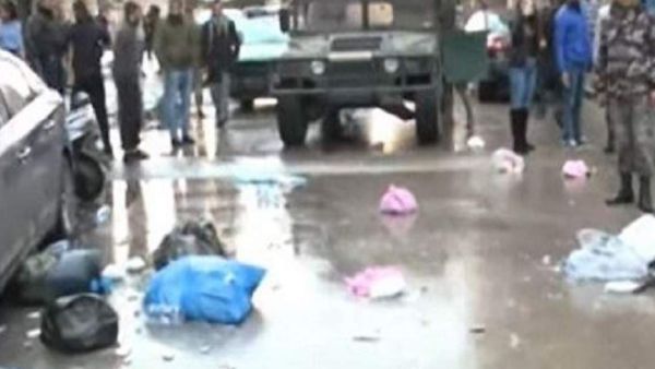 محتجون لبنانيون يلقون اكياس نفايات امام منازل سياسيين بطرابلس