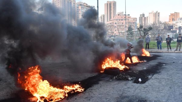 هبوط جديد لليرة يطلق احتجاجات غاضبة في أنحاء لبنان
