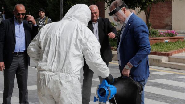 رش النواب اللبنانيين بمطهرات