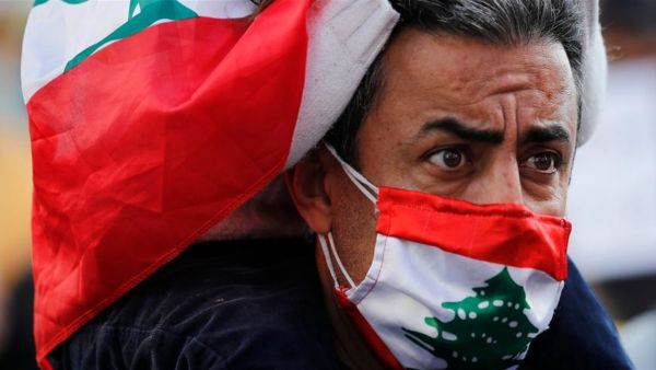 لبنان يرفع أسعار الوقود وسط أعمال عنف وقطع طرق