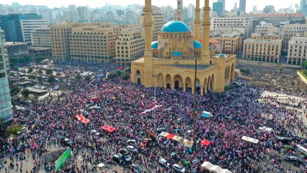 أعيد فتح بعض الطرق الرئيسية يوم الثلاثاء لكنها ظلت مغلقة في بعض المناطق