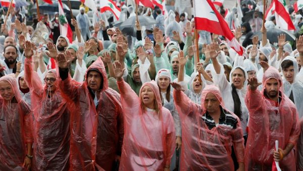 متظاهرون في بيروت