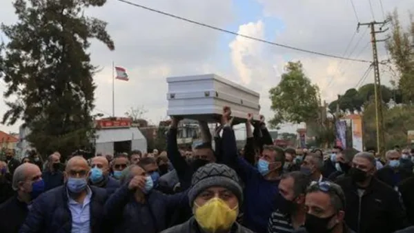 مشيعون يحملون جثمان جو بجاني خلال جنازته في قرية الكحالة في لبنان