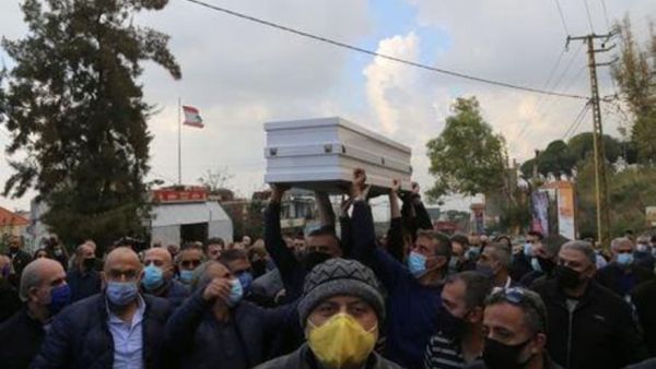 مشيعون يحملون جثمان جو بجاني خلال جنازته في قرية الكحالة في لبنان