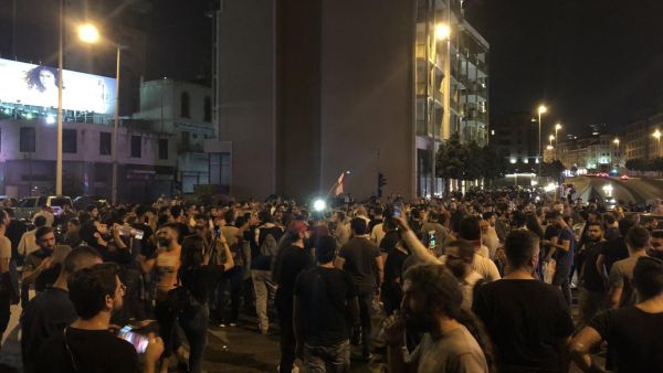 حمل المتظاهرون أعلام لبنان ورددوا شعارات عدة بينها "الشعب يريد إسقاط النظام"