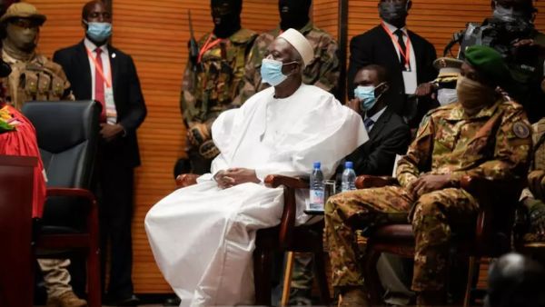الرئيس الانتقالي في مالي با نداو ونائبه الكولونيل عصيمي غوتا خلال تنصيبهما في باماكو