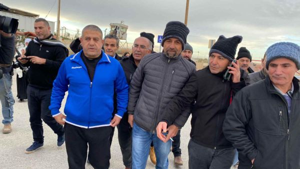 الأسير المقت (باللباس الأزرق) بعد إطلاق سراحه 