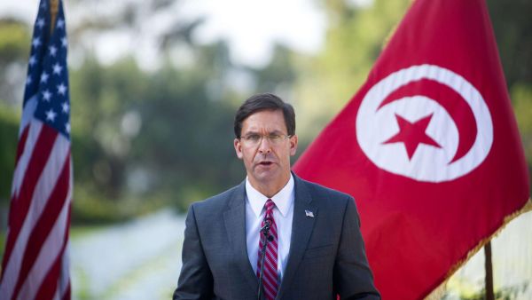 مارك اسبر خلال زيارته لتونس الاربعاء