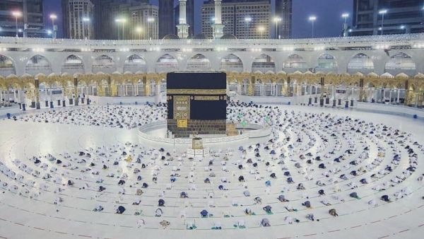 استئناف الصلاة في المسجد الحرام بعد تعليق دام سبعة أشهر