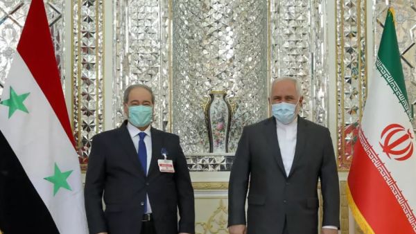 وزير الخارجية الايراني محمد جواد ظريف مستقبلا نظيره السوري فيصل المقداد في طهران.