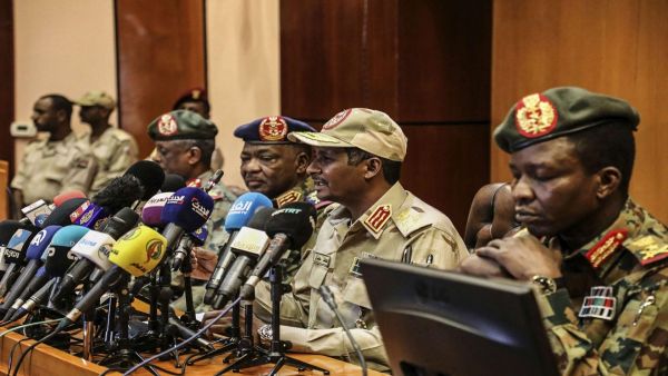 اعضاء بالمجلس العسكري الانتقالي في السودان
