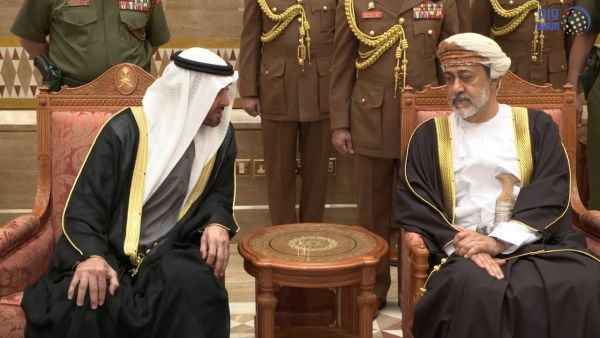 محمد بن زايد يعزي بوفاة قابوس