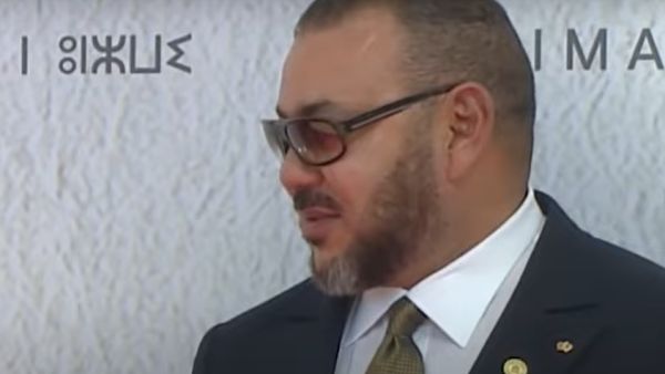 الحكم بالسجن على صحافيين فرنسيين لمحاولتهما ابتزاز ملك المغرب