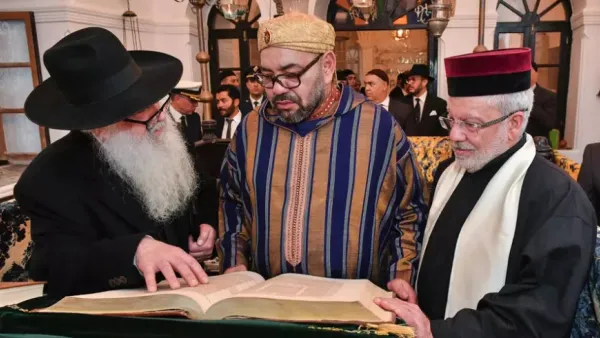الملك محمد السادس (وسط) خلال زيارة لبيت الذاكرة المتحف املكرس للتعايش بين اليهود والمسلمين في الصويرة (جنوب) 