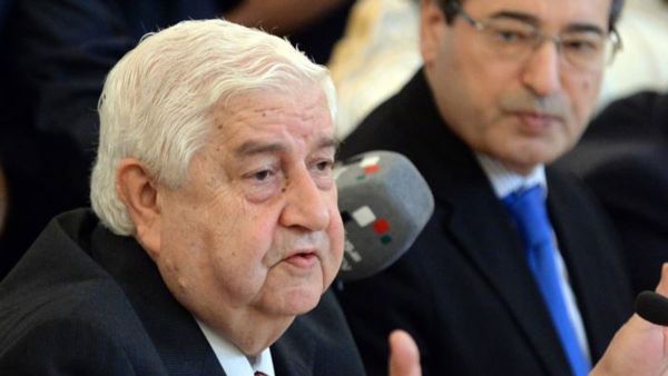 وزير الخارجية السوري الراحل وليد المعلم ويبدو في خلفية الصورة الوزير الجديد فيصل المقداد