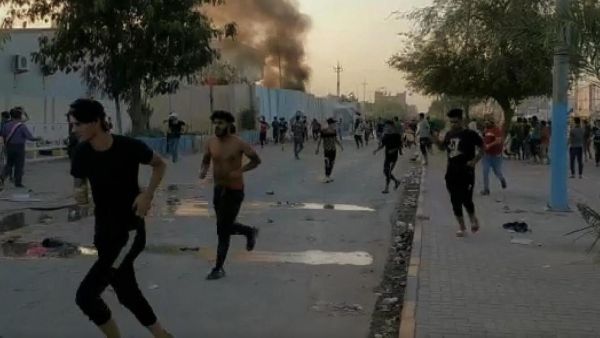 قوات الامن العراقية تطلق الغاز المدمع لتفريق محتجين في النجف
