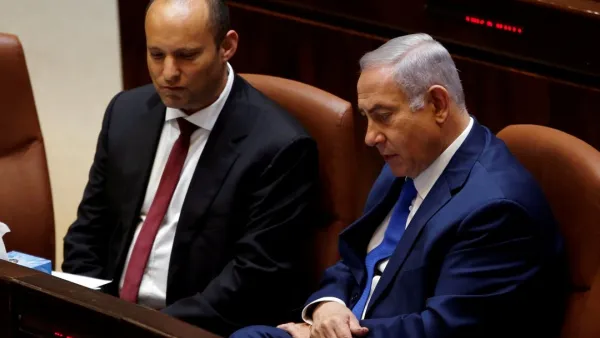 رئيس الوزراء الاسرائيلي بنيامين نتانياهو (يمين) ووزير الدفاع نفتالي بينيت 