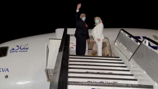 نتانياهو وزوجته سارة لدى مغادرتهما الى واشنطن قبيل توقيع اتفاقيتي التطبيع مع الامارات والبحرين