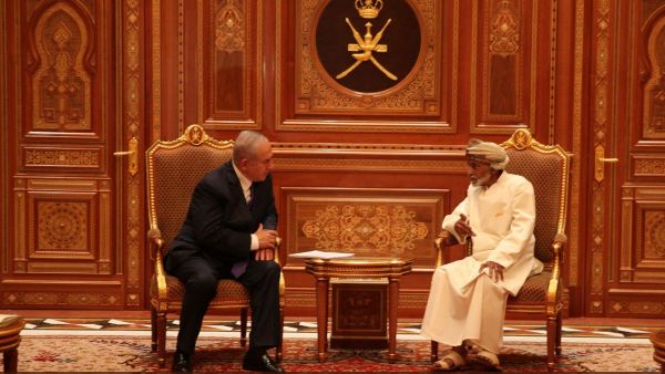 رئيس الوزراء الاسرائيلي بنيامين نتانياهو مع سلطان عمان قابوس بن سعيد خلال زيارته الى مسقط