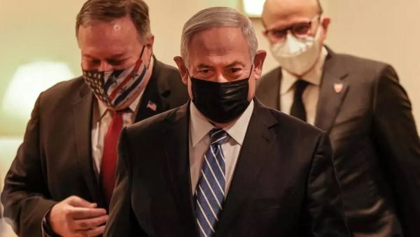 رئيس الوزراء الاسرائيلي بنيامين نتانياهو (وسط) وخلفه وزير الخارجية البحريني عبد اللطيف بن راشد الزياني (يمين) ووزير الخارجية الأميركي مايك بومبيو في القدس.