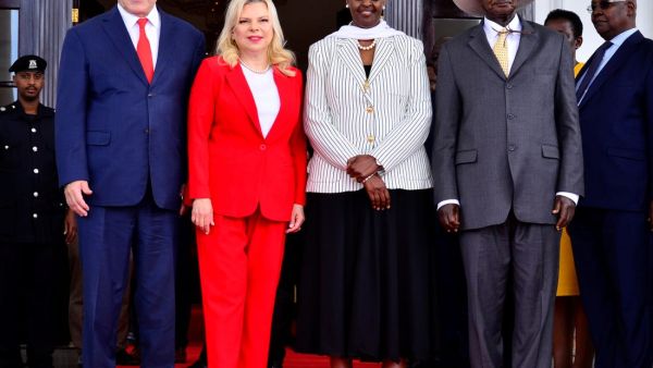 موسيفيني (اقصى اليمين) خلال زيارة نتنياهو لأوغندا الحليفة لاسرائيل منذ فترة طويلة