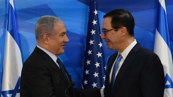 نتانياهو خلال لقاء جمعه بوزير الخزانة الأميركي ستيفن منوتشين في القدس