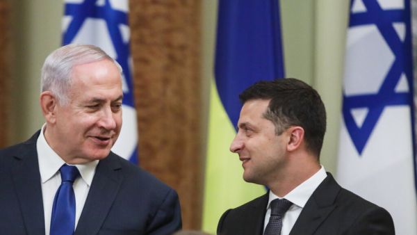 زيلينسكي يستعين بمستشارين مقربين من نتنياهو