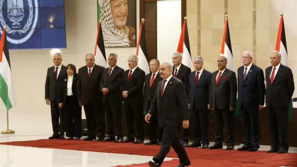 الحكومة الفلسطينية الجديدة خلال ادائها مراسم اليمين القانونية امام الرئيس محمود عباس