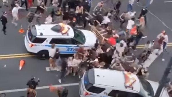 سيارة شرطة تدهس متظاهرين بنيويورك