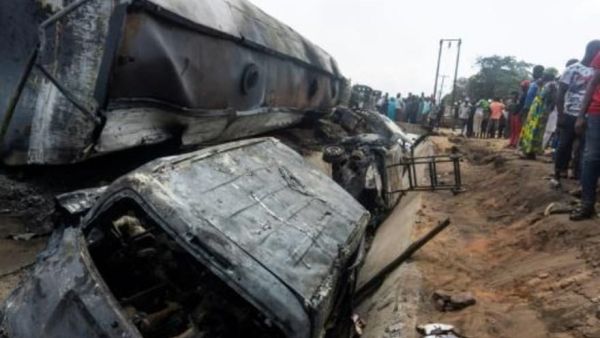 23 قتيلا في نيجيريا جراء انقلاب واشتعال صهريج وقود