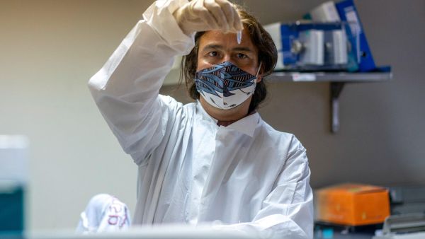 اوميكرون .. إسرائيل تغلق حدودها تماما و4 دول أوروبية ترصد إصابات بالمتحور