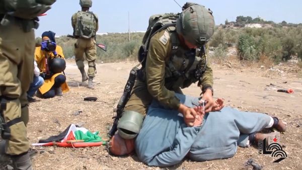 جنود اسرائيليون ينكلون بمُسن فلسطيني بالضفة الغربية