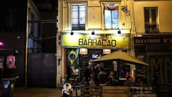 باريس تستعد لإغلاق الحانات لوقف انتشار كورونا