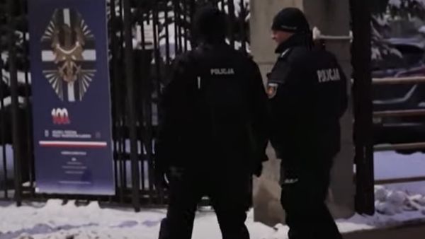 عزل مسؤول اوكراني قدم هدية متفجرة لقائد الشرطة البولندي