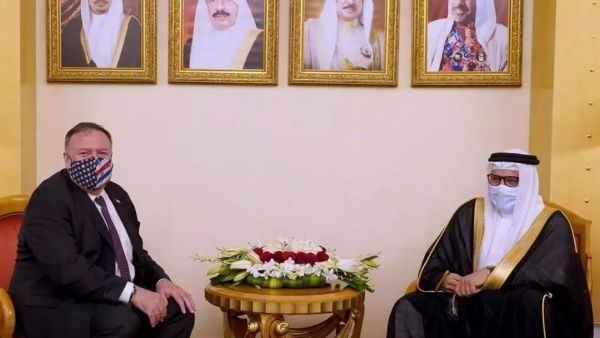 وزير الخارجية الاميركي مايك بومبيو (يسار) ونظيره البحريني عبد اللطيف بن رشيد الزياني (يمين) في المنامة.
