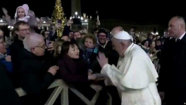 البابا يعتذر عن ضربه يد امرأة جذبته إاليها لتصافحه