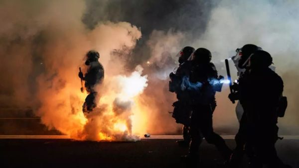 الشرطة الاميركية تتصدى بالغاز للمتظاهرين في بورتلاند وتعتقل العشرات منهم