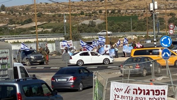 مسيرات استفزازية للمستوطنين بالضفة وإسرائيل ترهن إعمار غزة بعودة أسراها