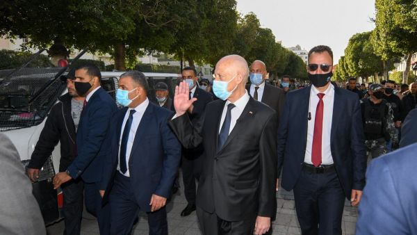 مساء الثلاثاء، تجول سعيد في شارع بورقيبة وسط العاصمة تونس في أول ظهور له منذ حادثة الطرد المشبوه.