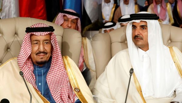 لقاء سابق بين أمير قطر الشيخ تميم بن حمد آل ثاني (يمين) والعاهل السعودي الملك سلمان بن عبد العزيز 