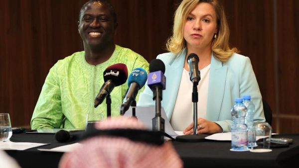 الخبيران الأمميان في مجال حقوق الإنسان إلينا ستاينرت من لاتفيا ورولاند أدجوفي من بنين يتحدثان إلأى الصحافيين في الدوحة